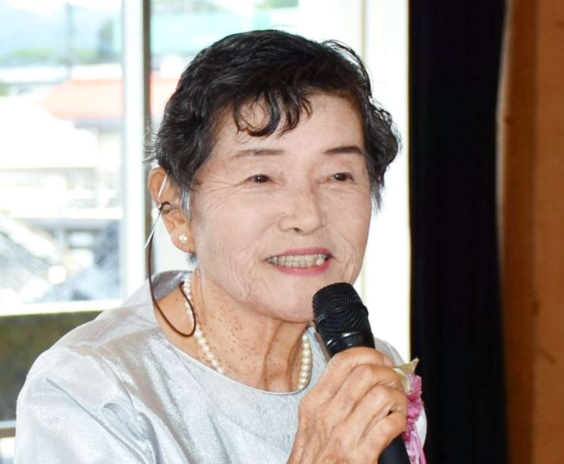 あいさつする種子田衣井子さん