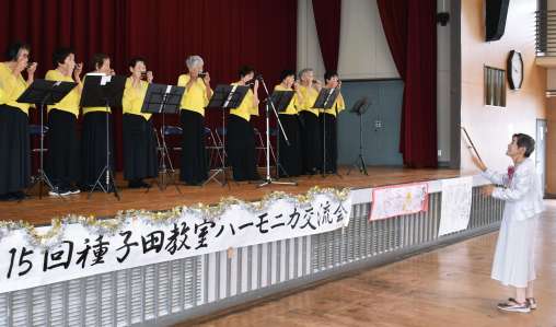 （関連）生徒の合奏を指揮する種子田衣井子さん（右）＝姶良市の加治木福祉センター
