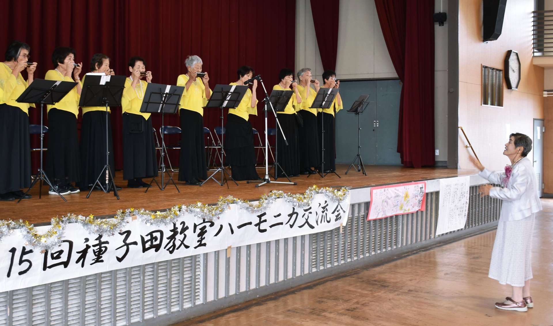 （関連）生徒の合奏を指揮する種子田衣井子さん（右）＝姶良市の加治木福祉センター