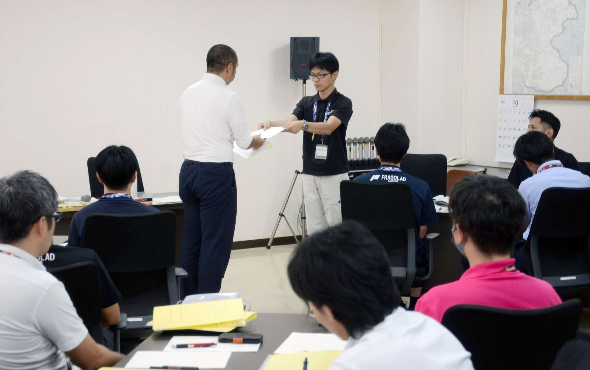 働き方改革プロジェクトチームの初会合で永山由高市長（奥左）から辞令を受け取る職員＝日置市役所