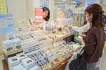 「文具女子博」でお気に入りの文具を求める客＝９日、鹿児島市の山形屋