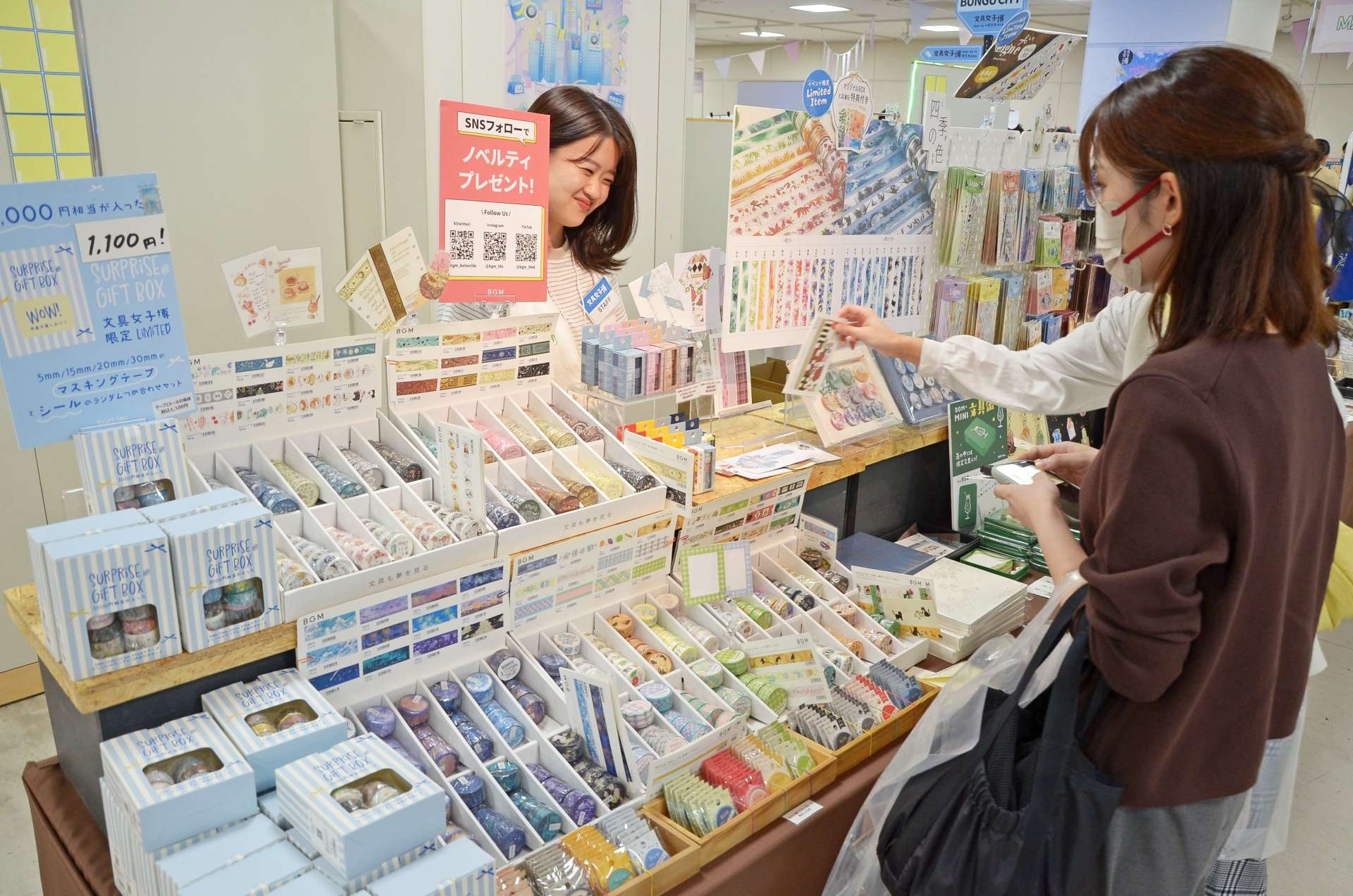 「文具女子博」でお気に入りの文具を求める客＝９日、鹿児島市の山形屋