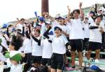 ９回表に勝ち越し、盛り上がる徳之島スタンド＝平和リース球場