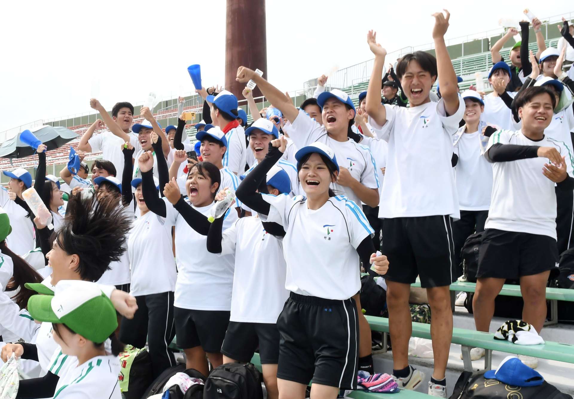 ９回表に勝ち越し、盛り上がる徳之島スタンド＝平和リース球場