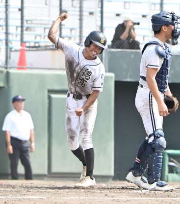 ３回表徳之島１死満塁、長尾の三塁打で三走竹下がかえり先制＝平和リース