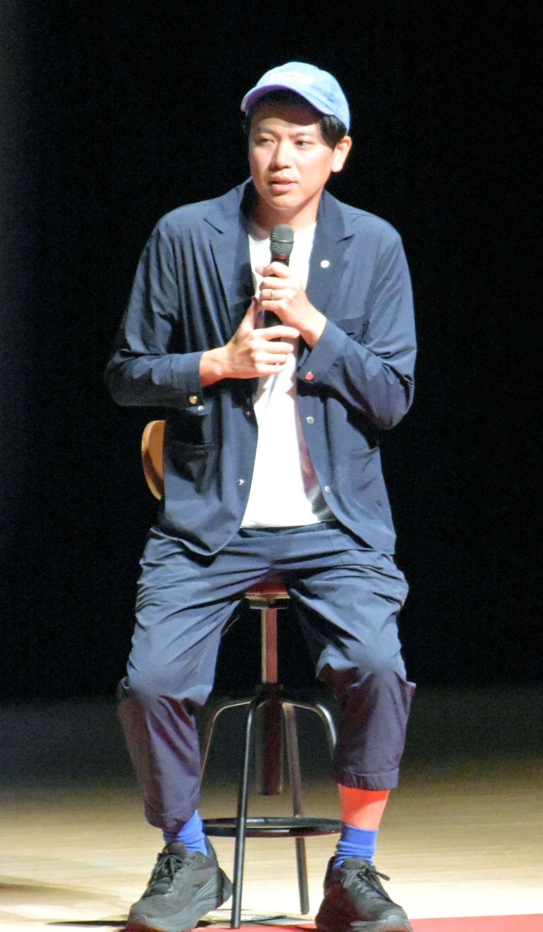 自身の作品について語る野口雄大監督＝５日、指宿市民会館