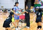 子どもたちにバレーボールを指導する原亜久里選手＝南さつま市加世田武田