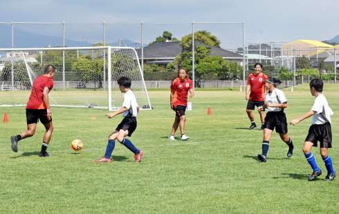 （別カット）サッカー教室で小学生とミニゲームをする日本代表ＯＢ＝垂水市の垂水中央運動公園