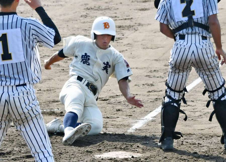 ３回表鹿実１死二塁、上釜の左前打で二走入耒田がホームイン＝鴨池市民