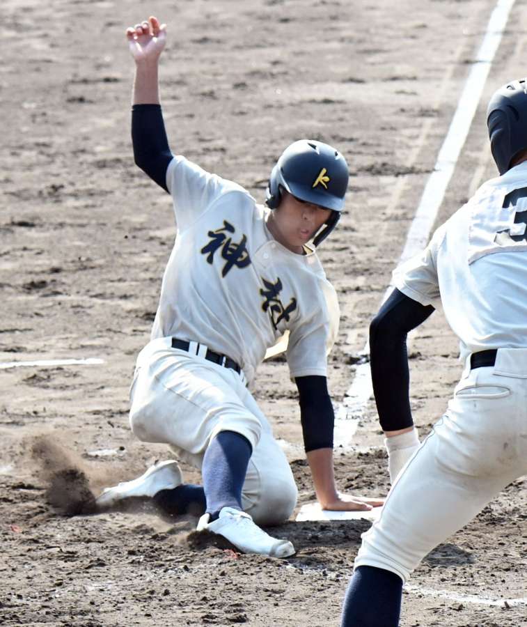 ２回裏神村２死一、二塁、今井の右前打で二走川本が生還＝平和リース