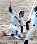 ２回裏神村２死一、二塁、今井の右前打で二走川本が生還＝平和リース