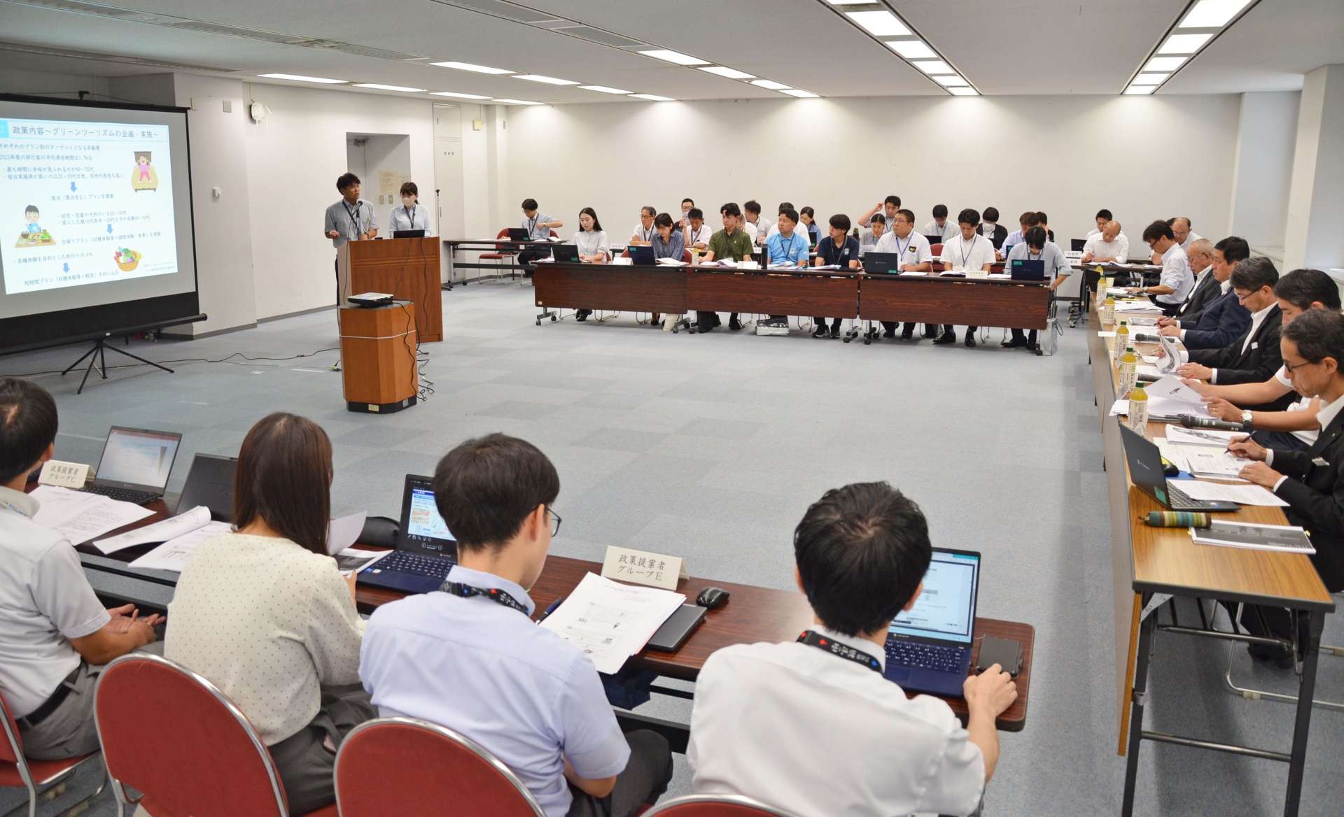 立案した政策を塩田康一知事らに発表する若手職員ら＝９月２９日、県庁