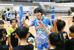 子どもたちとバレーボールを楽しむ原亜久里選手＝４日、南さつま市加世田武田