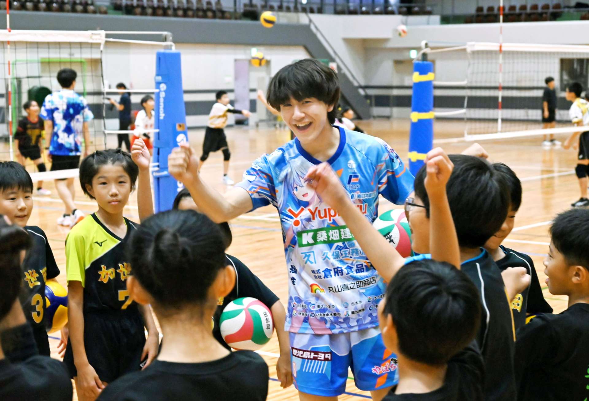 子どもたちとバレーボールを楽しむ原亜久里選手＝４日、南さつま市加世田武田