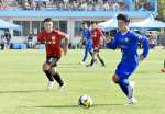 青いユニホーム姿で、垂水市選抜と親善試合をする日本代表ＯＢら＝同市の垂水中央運動公園