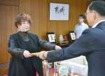 池田宜永市長（右）から感謝状を贈られる花原千尋さん＝都城市役所