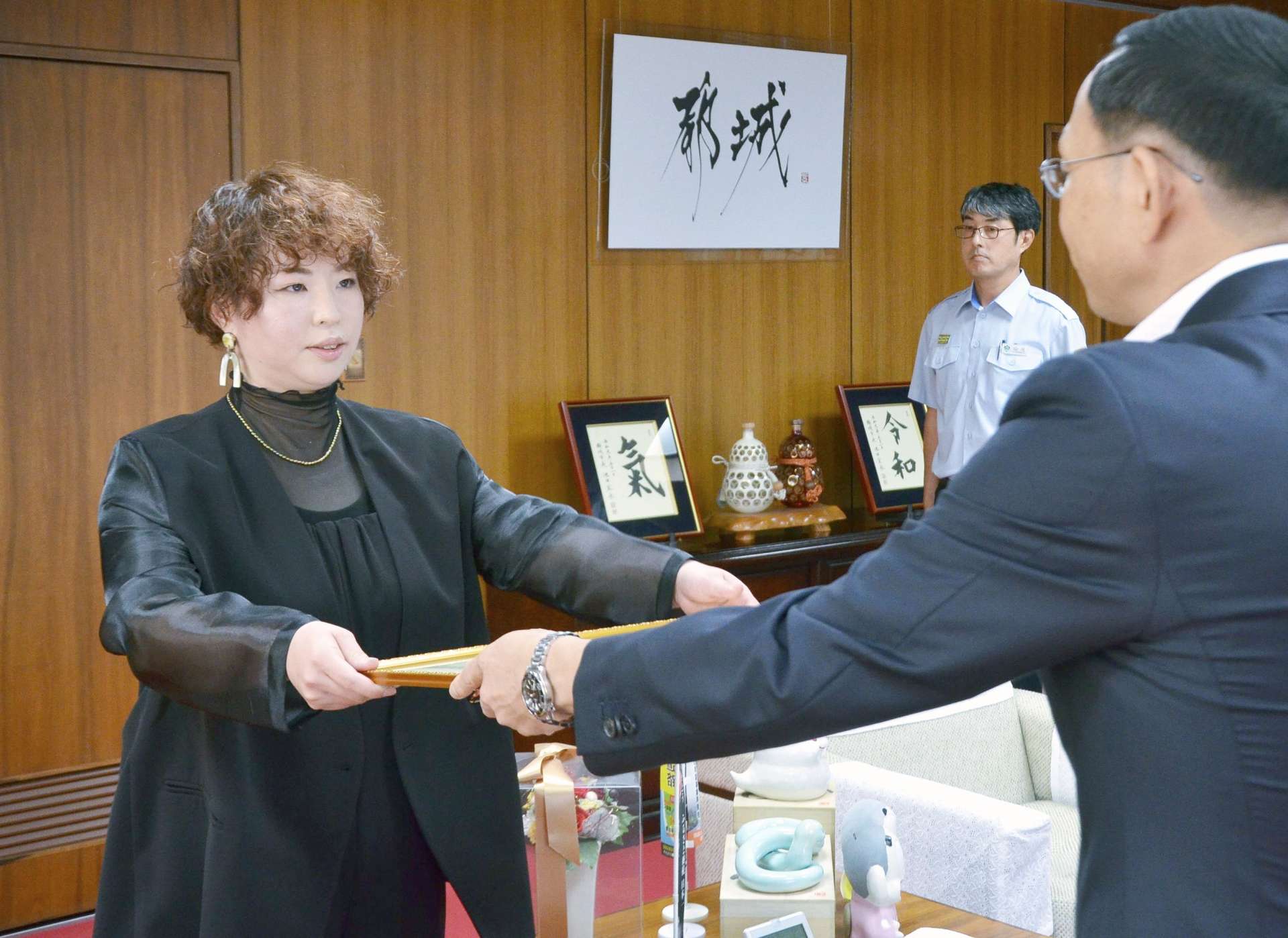 池田宜永市長（右）から感謝状を贈られる花原千尋さん＝都城市役所