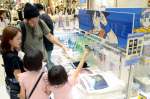 「ＤＲＡＧＯＮ　ＢＡＬＬ　Ｚ」のグッズを選ぶ来場客＝１０日、鹿児島市のアミュプラザ鹿児島