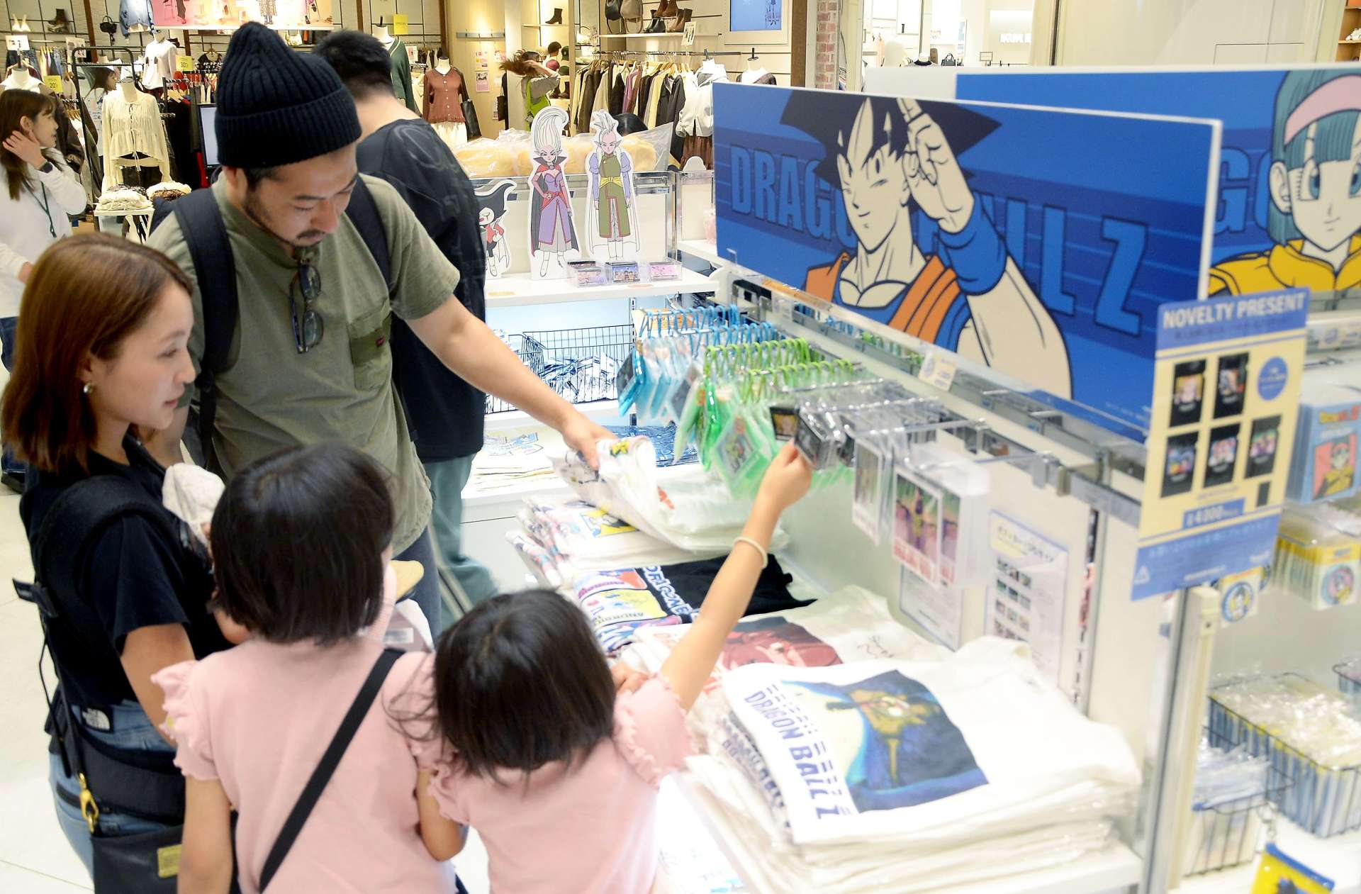 「ＤＲＡＧＯＮ　ＢＡＬＬ　Ｚ」のグッズを選ぶ来場客＝１０日、鹿児島市のアミュプラザ鹿児島