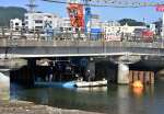 早ければ１１月中旬に通行が再開される網掛橋。復旧工事が進む＝１０日、姶良市加治木