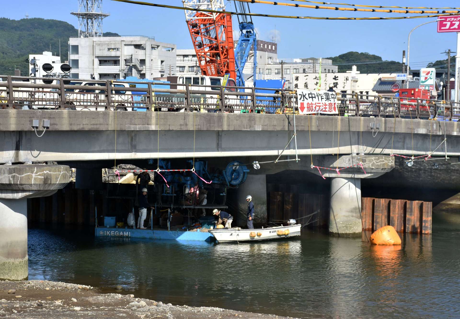 早ければ１１月中旬に通行が再開される網掛橋。復旧工事が進む＝１０日、姶良市加治木