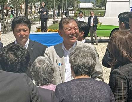 集まった聴衆に笑顔で応じる石破茂首相＝７月７日、鹿児島市のみなと大通り公園