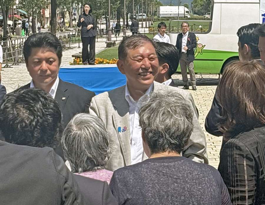 集まった聴衆に笑顔で応じる石破茂首相＝７月７日、鹿児島市のみなと大通り公園
