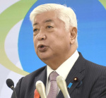 記者の質問に答える中谷元・防衛相＝１０日、防衛省