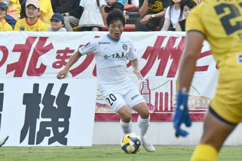 攻め上がる鹿児島ＵのＭＦ圓道＝ミクニワールドスタジアム北九州