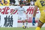攻め上がる鹿児島ＵのＭＦ圓道＝ミクニワールドスタジアム北九州