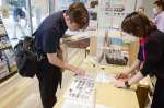 観光案内所で桜島や空港に行くバスを尋ねる鹿児島市の国際交流アドバイザー＝同市中央町