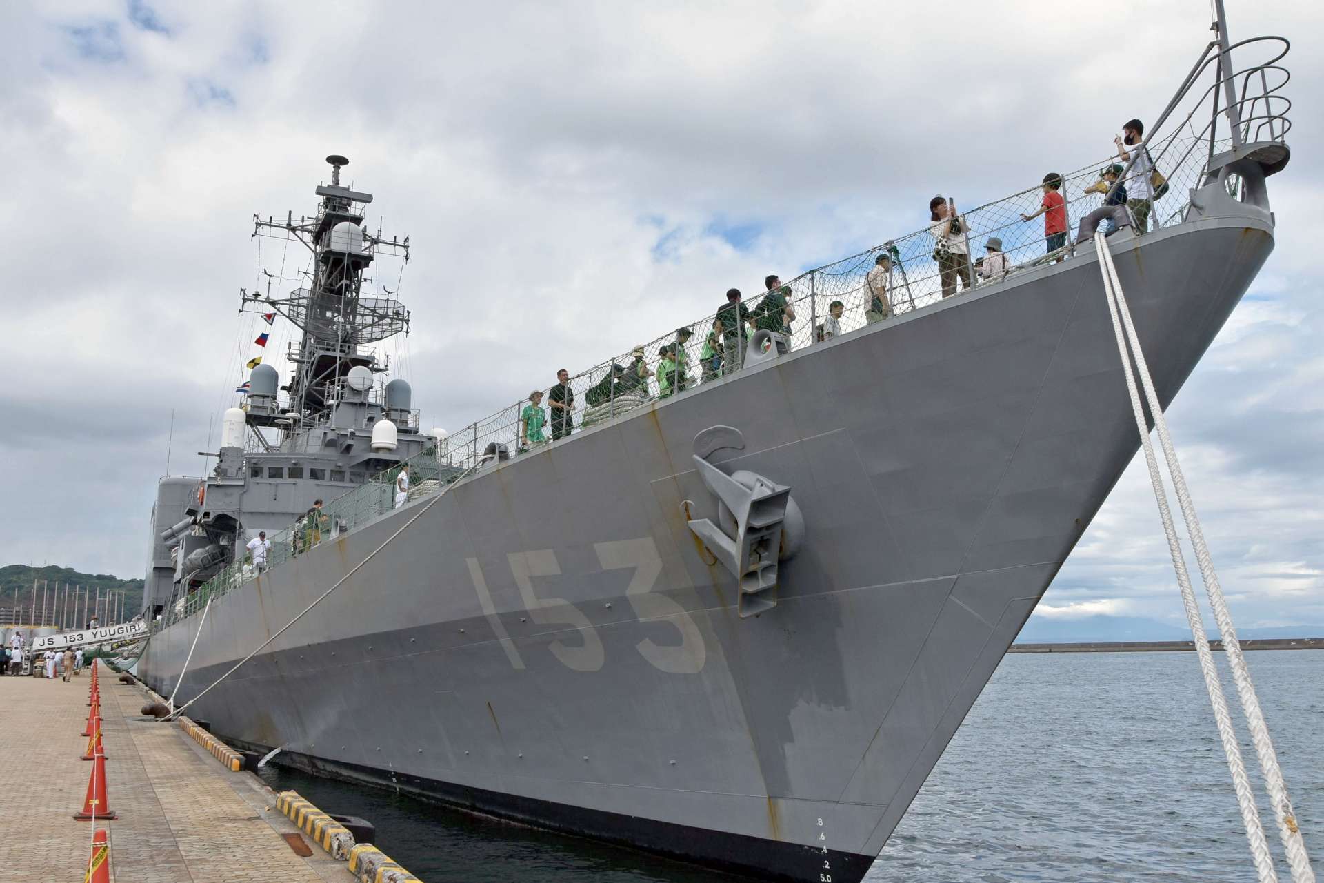 寄港した護衛艦「ゆうぎり」＝１１日午後、鹿児島市の鹿児島港本港区北ふ頭