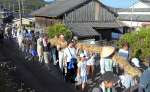 綱を担いで集落を練り歩く参加者＝５日、指宿市山川大山