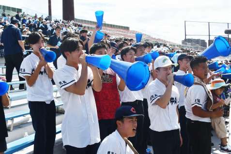 ３７年ぶりの決勝で声援を送る出水中央スタンド＝平和リース