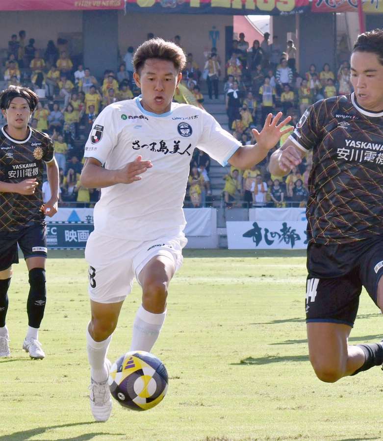 後半、相手選手と競り合う鹿児島Ｕの河村＝ミクニワールドスタジアム北九州