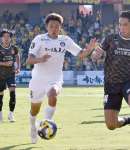 後半、相手選手と競り合う鹿児島Ｕの河村＝ミクニワールドスタジアム北九州
