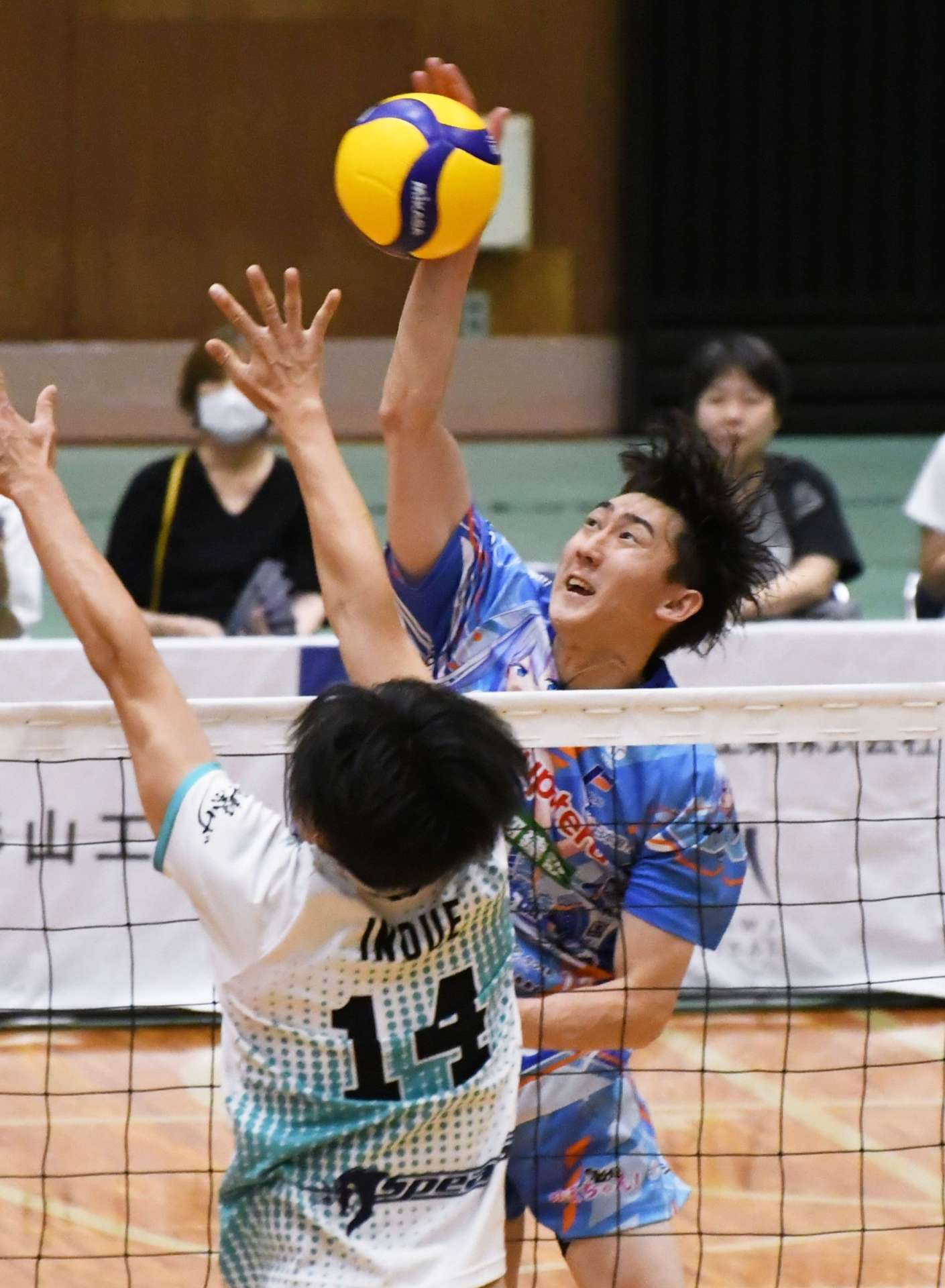 第１セット、スパイクを決める坂元＝マルマエスポーツセンター出水