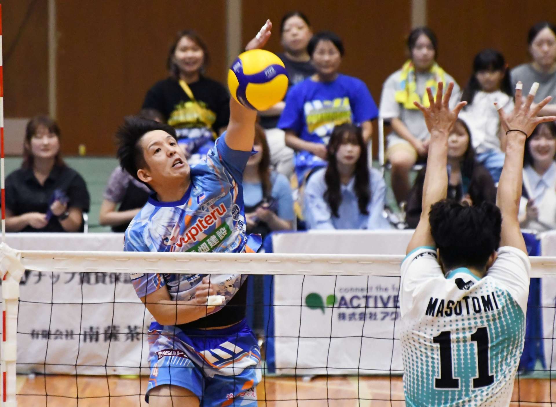 第１セット、スパイクを決める長友＝マルマエスポーツセンター出水