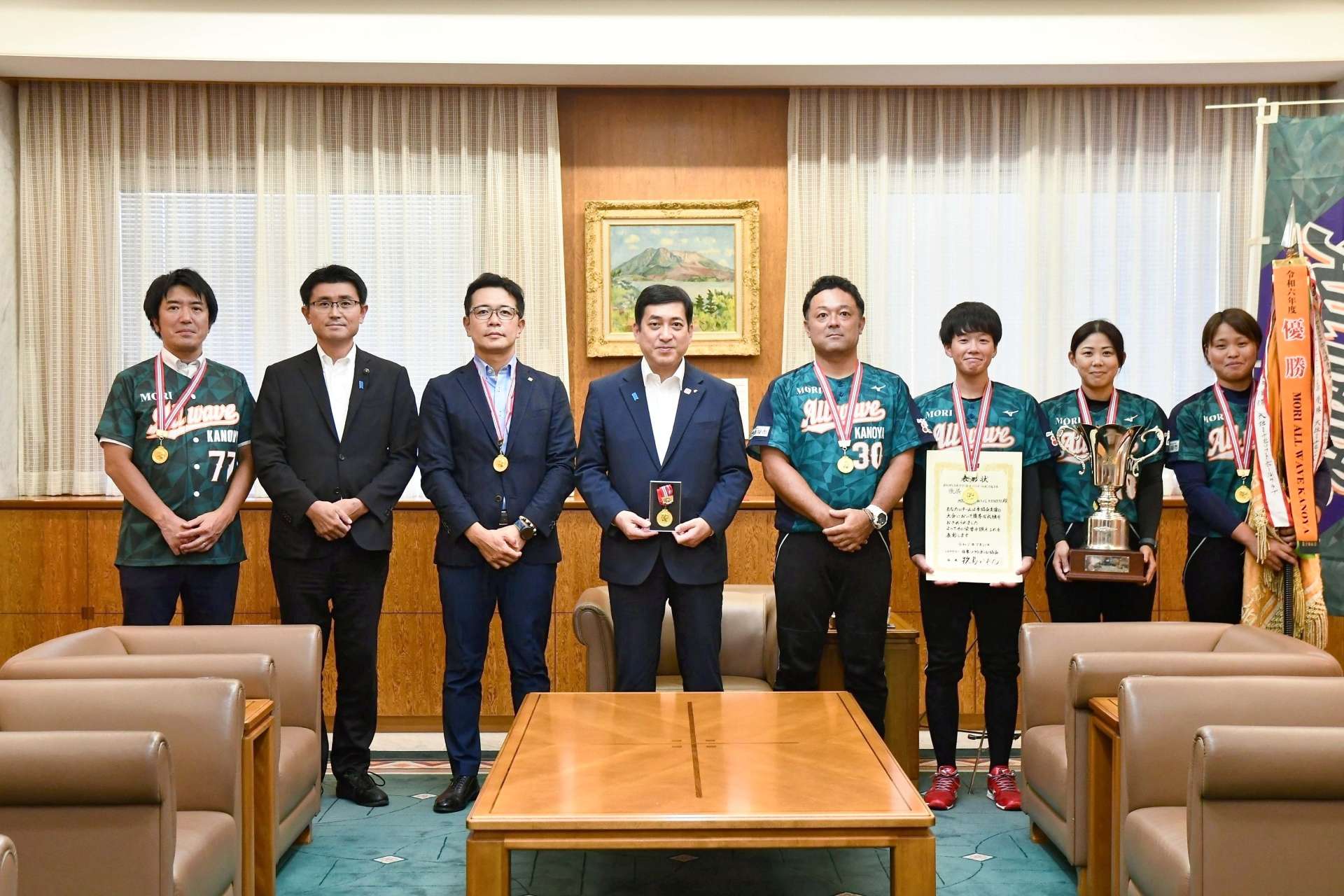 〈資料写真〉森ＡＷの選手ら＝鹿児島県庁