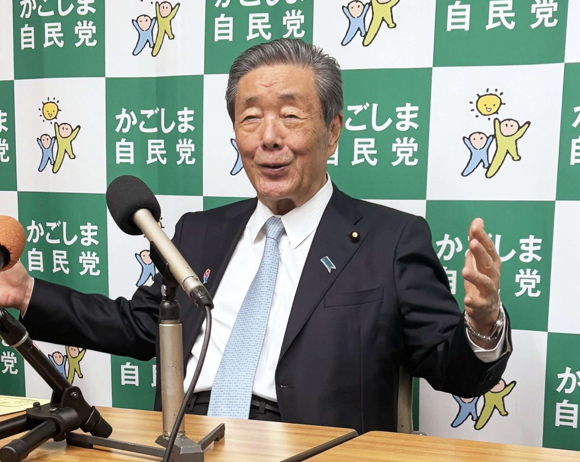 記者会見に臨む森山裕県連会長＝１１日、鹿児島市真砂町の自民党県連