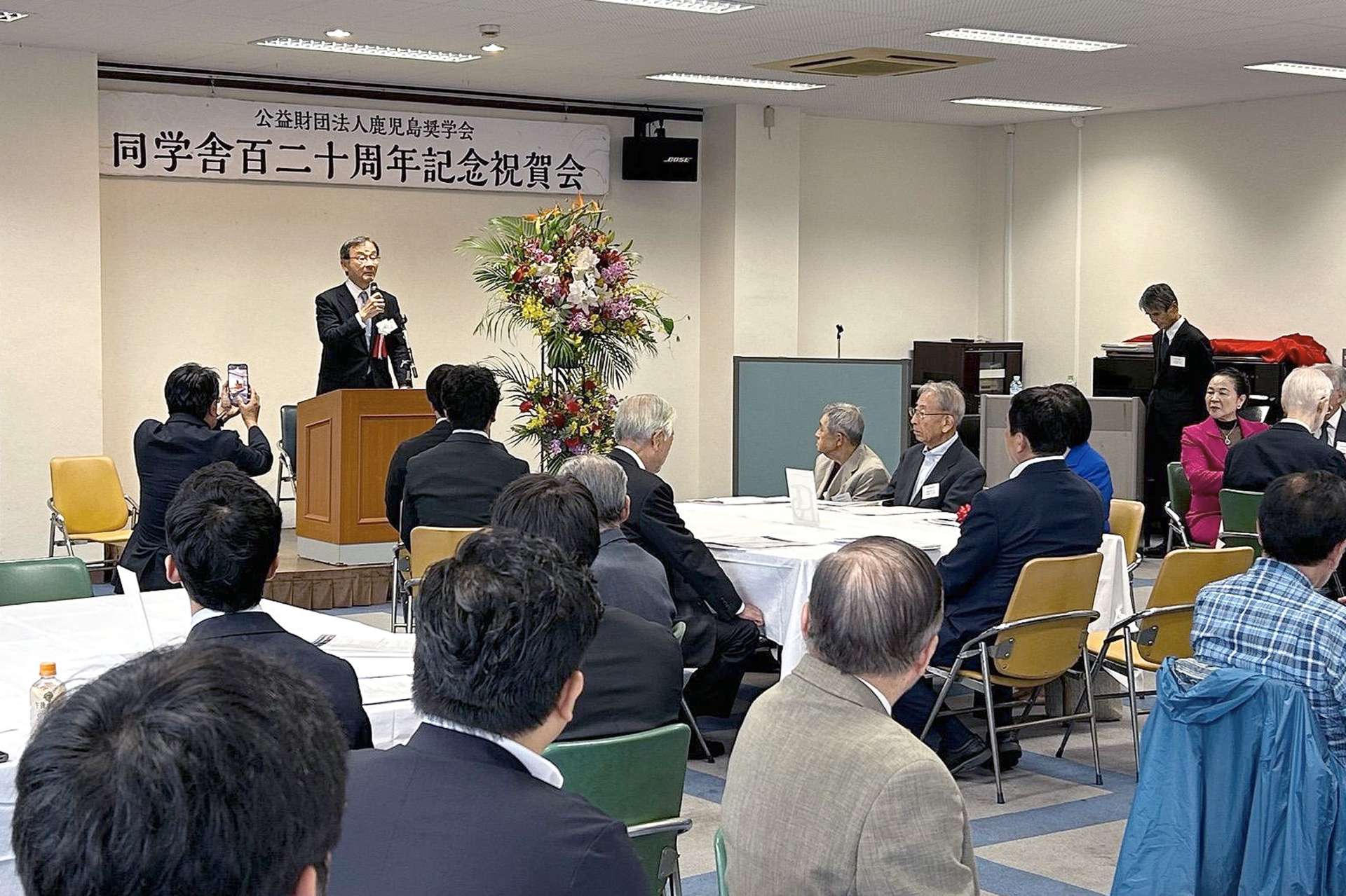 同学舎１２０周年記念式典であいさつする吉國浩二理事長＝１１日、東京都品川区の三州倶楽部