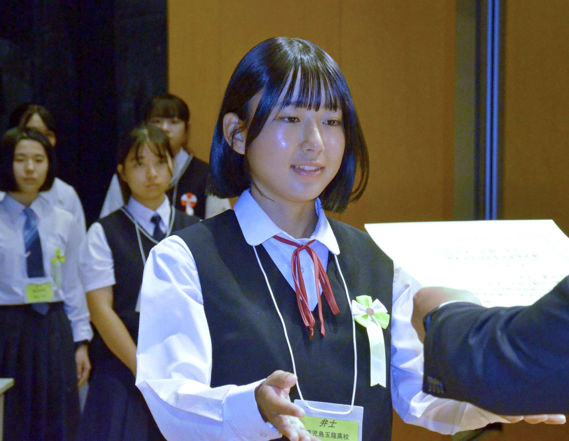 鹿児島県高校文化連盟弁論大会で最優秀賞に選ばれた菅原こなつさん＝鹿児島市のサンエールかごしま
