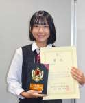 賞状を手に喜ぶ菅原こなつさん