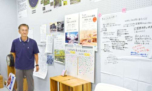 「まちなか記憶展」や市民活動の記録を展示し、見学者も多い都城市立図書館のプロジェクトスタジオと井上康志館長＝都城市中町