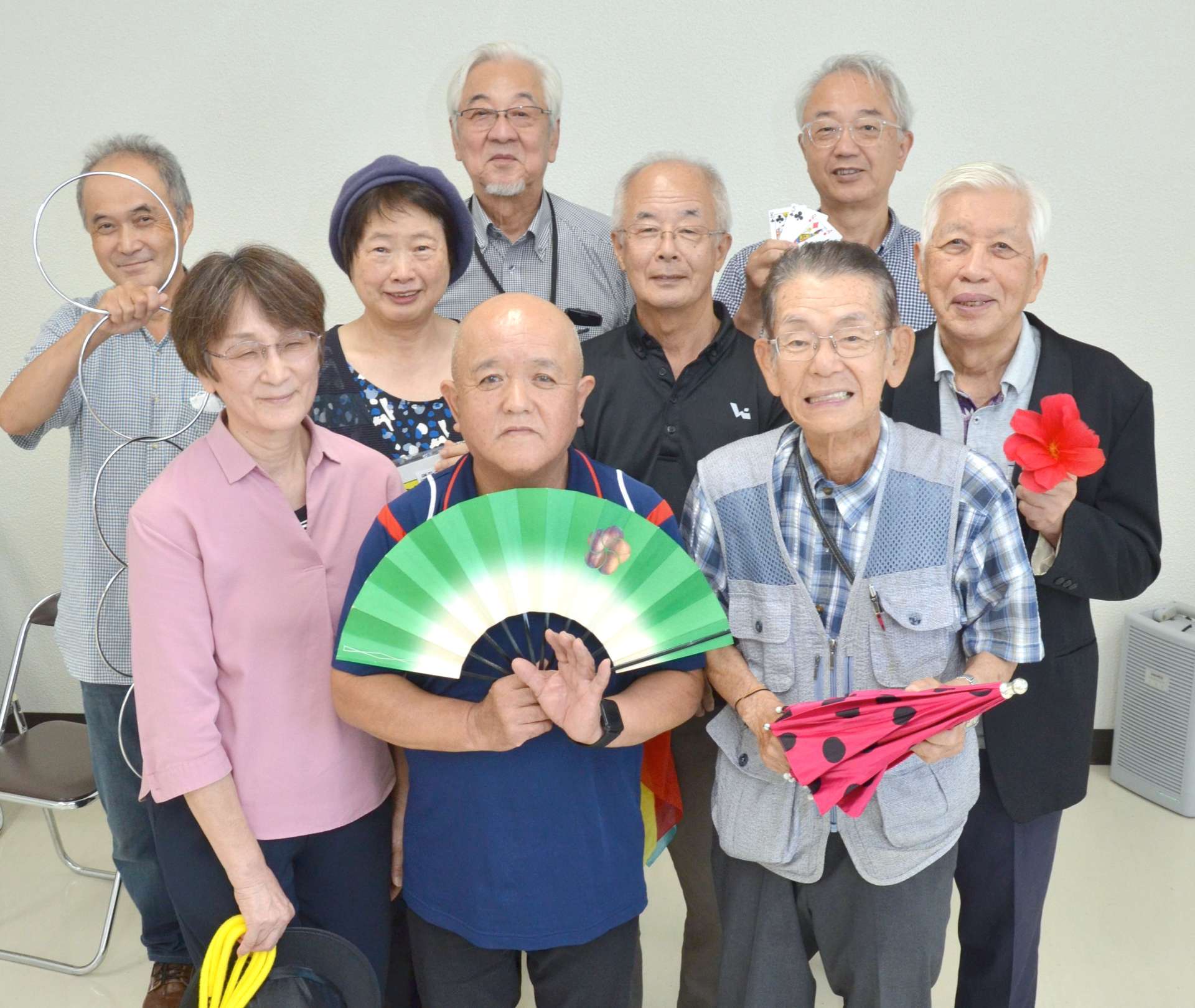 最後の「奇術の祭典」に臨む鹿児島ファミリーマジッククラブの会員＝鹿児島市福祉コミュニティセンター