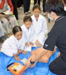 心肺蘇生法を体験する子どもたち＝１２日、鹿児島市の西原商会アリーナ