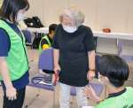 フレイル（虚弱）チェックで握力を測る参加者＝１２日、鹿児島市の西原商会アリーナ