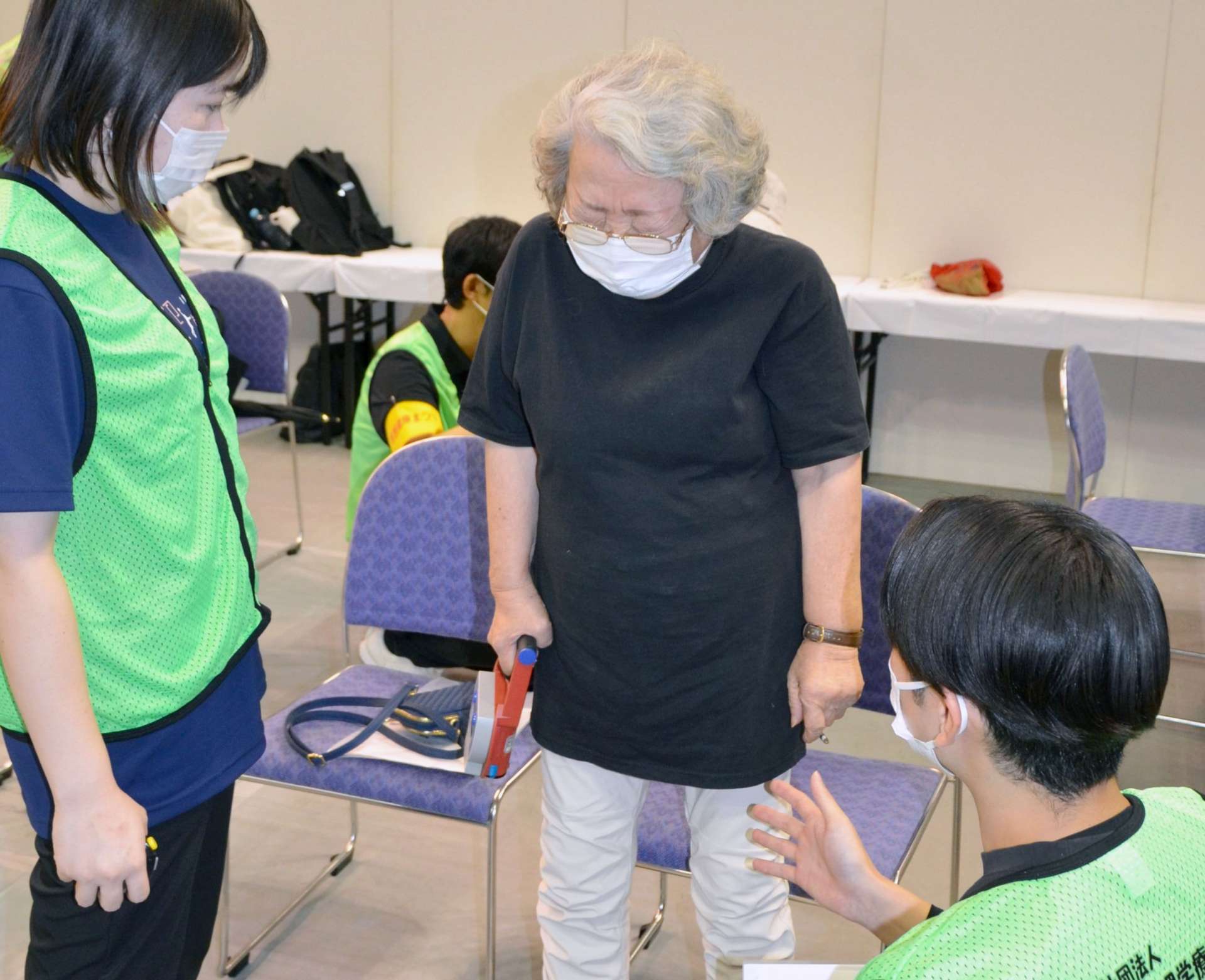 フレイル（虚弱）チェックで握力を測る参加者＝１２日、鹿児島市の西原商会アリーナ