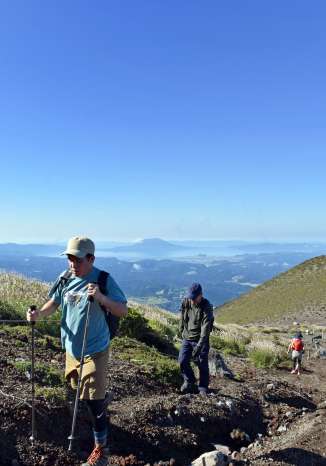 〈別カット＝縦写真で見ると真っ青な空がもっときれい〉山頂を目指す登山客＝１２日、高千穂峰の登山道