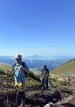 〈別カット＝縦写真で見ると真っ青な空がもっときれい〉山頂を目指す登山客＝１２日、高千穂峰の登山道